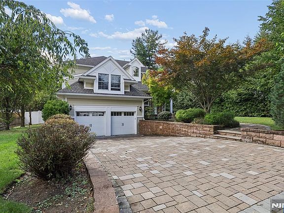 3rd image of 84 Woodmere Lane