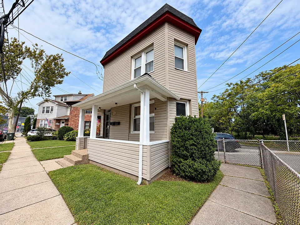 4 Hagert St #1