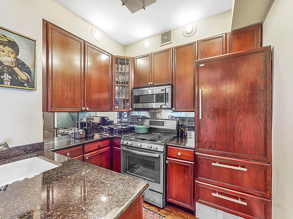 3rd image of 58 W 58th St APT 17B