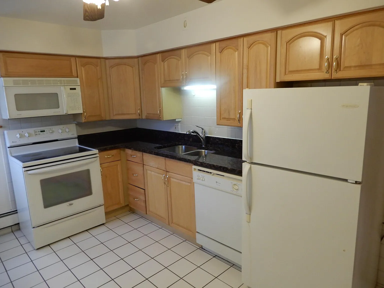 1 bed, 840 sqft, $1,375 — Photo 2