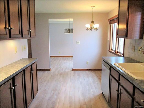 3rd image of 226 Coronation Dr