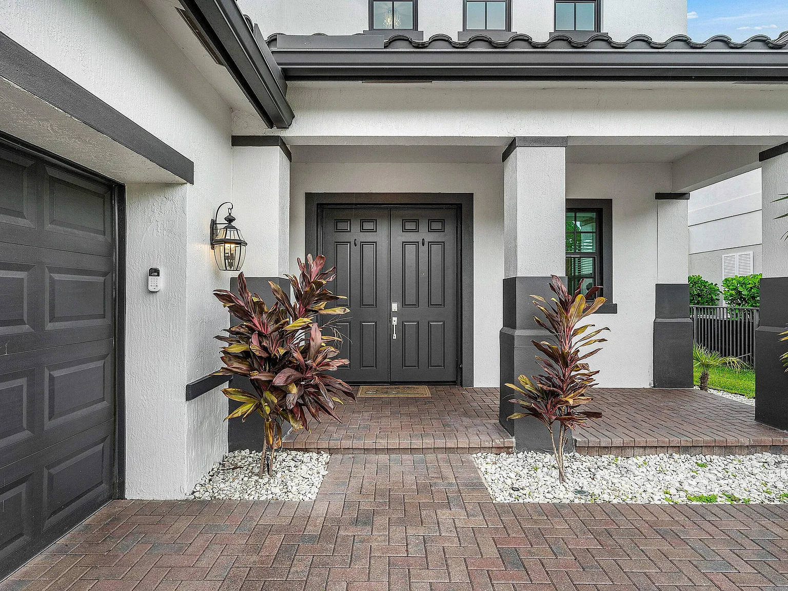 5 bed, 3.0 bath, 2932 sqft, $7,495 — Photo 2
