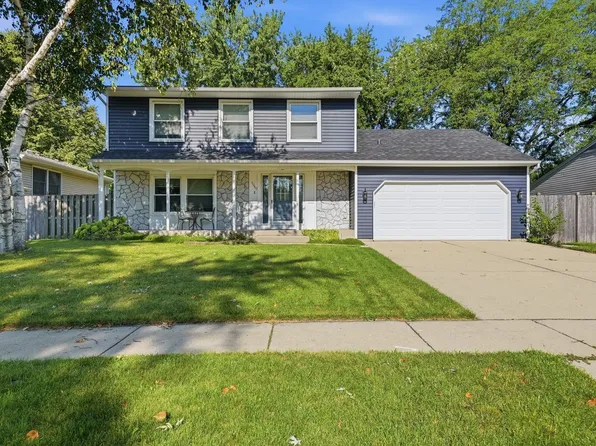 1060 Borden Dr, Roselle, IL 60172