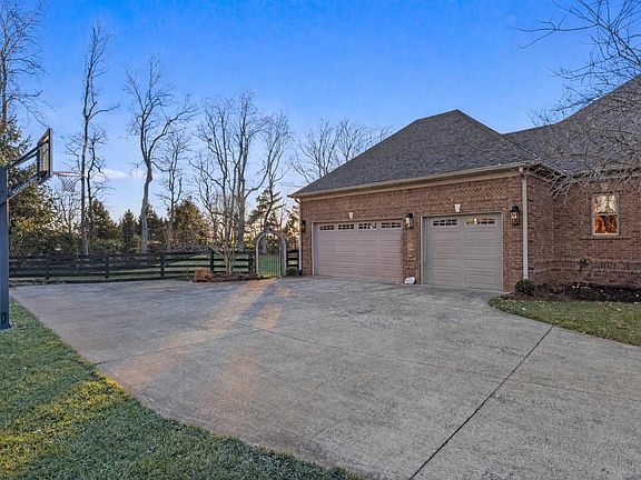 5th image of 236 E Cambridge Ln