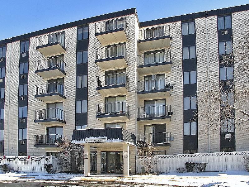 1st image of 9731 N Fox Glen Dr APT 1A