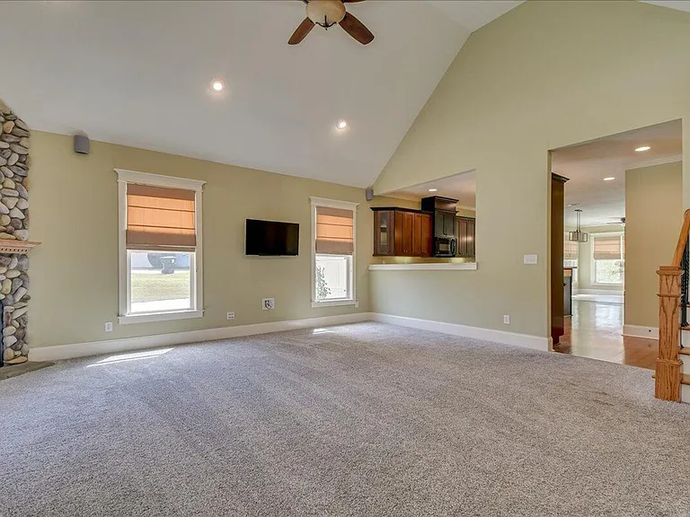 208 Havelock Dr — Photo 4