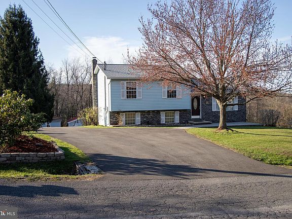 2nd image of 387 W Ridge Loop Rd