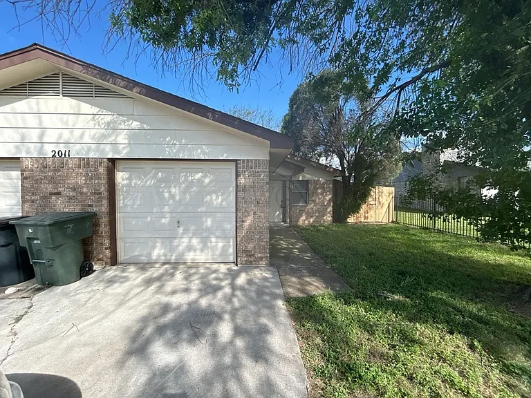 2011 Windward Dr — Photo 1