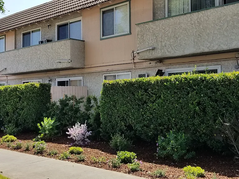 13850 Victory Blvd. — Photo 2