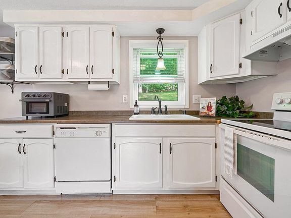 4th image of 14 Sunnyside Lane #L