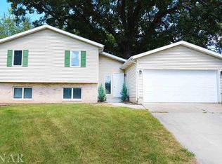 8 Timber View Dr, Bloomington, IL 61701