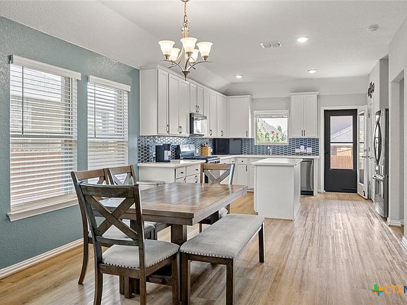 4th image of 620 Navarro St