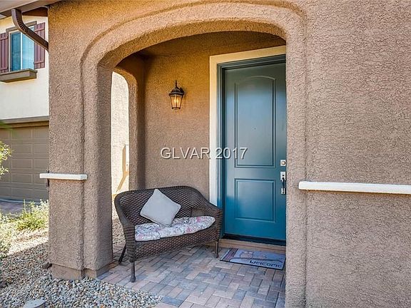 Nice Covered front Porch area