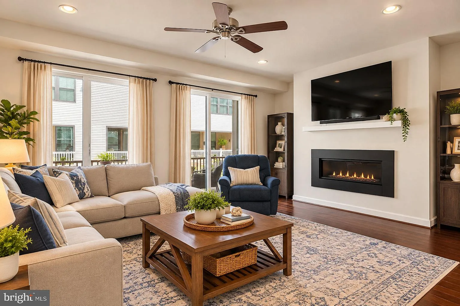 4 bed, 5.0 bath, 3419 sqft, $4,100 — Photo 3