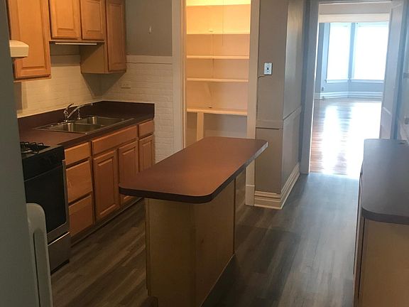 3rd image of 907 S Oak Park Ave Floor 2