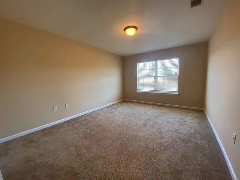 401 Barry McCaffrey L1 Maybank Vlg — Photo 17