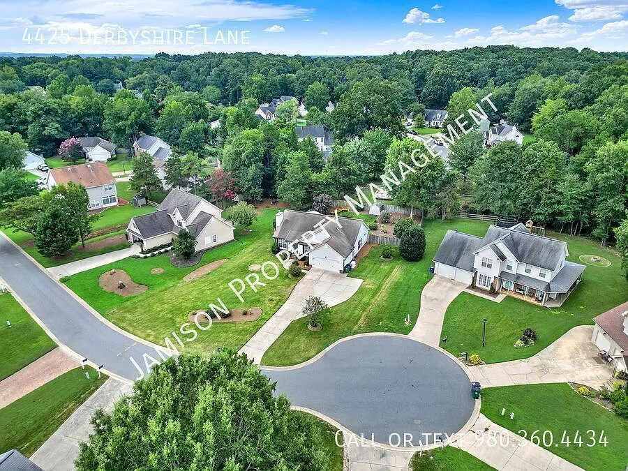 Charming 3 Bed 2 Bath Ranch Home in Matthews! — Photo 2