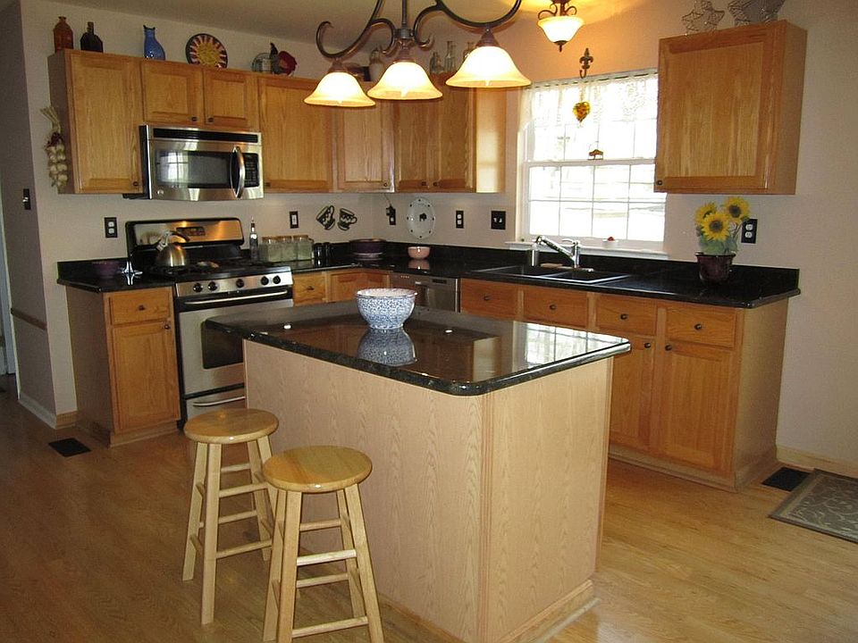 kitchen wtih granite
