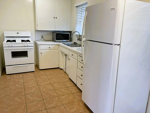 5th image of 11850 1/2 Oxnard St
