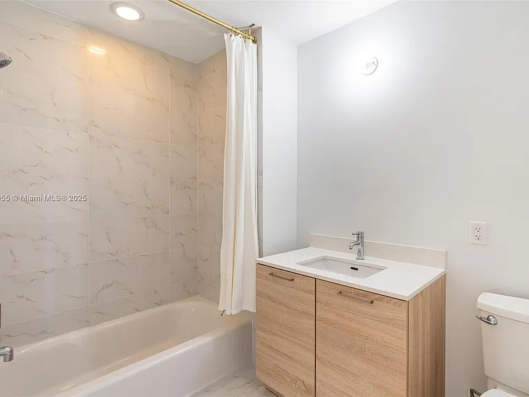 16385 Biscayne Blvd #4 — Photo 41