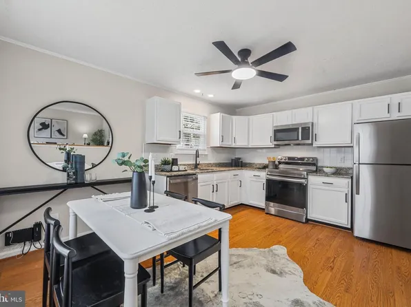 810 205th St, Pasadena, MD 21122