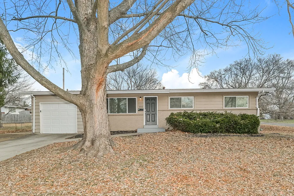 3 bed, 2.0 bath, 1304 sqft, $2,500 — Photo 1