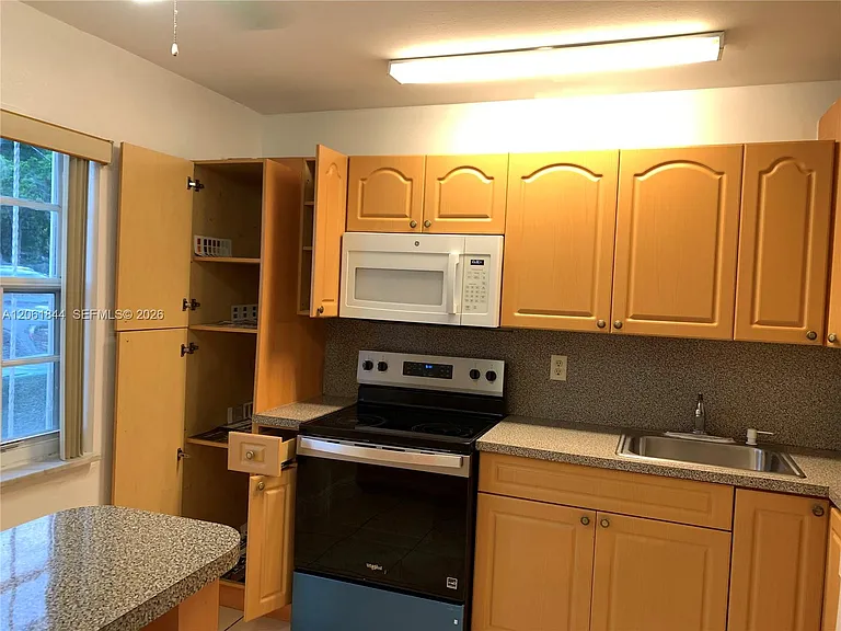 5453 NW 169th Ter — Photo 3