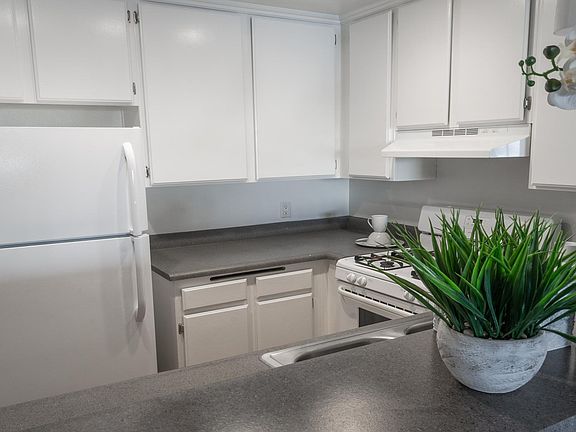 3rd image of 1255 N Orange Dr APT 106
