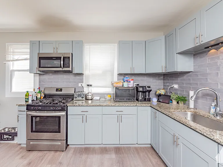 2923 N Avers Ave #2 — Photo 5