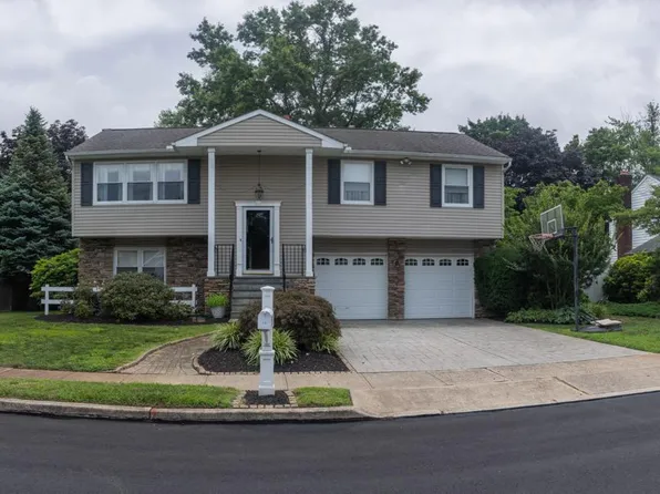 19 Robinhood Dr, Levittown, PA 19054