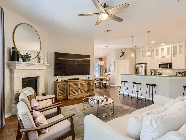 9013 Ovalla Dr — Photo 2