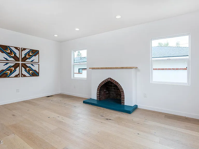180 W Harriet St — Photo 4