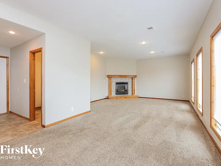 912 Madelyn Dr — Photo 8
