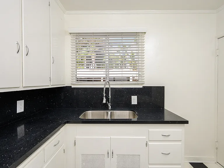 435 S Norton Ave — Photo 23