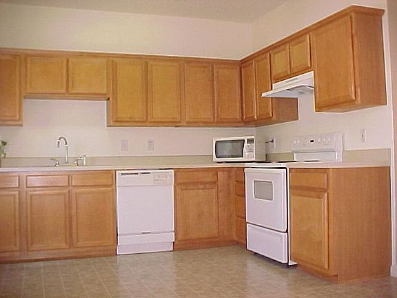 LARGE CLEAN KITCHEN