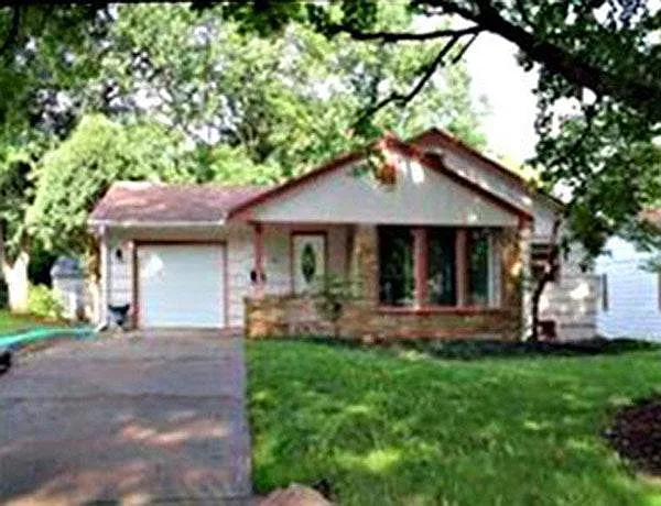 1011 N Busey Ave photo 1