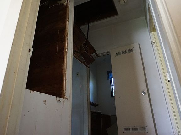 4th image of 260 E Alma St