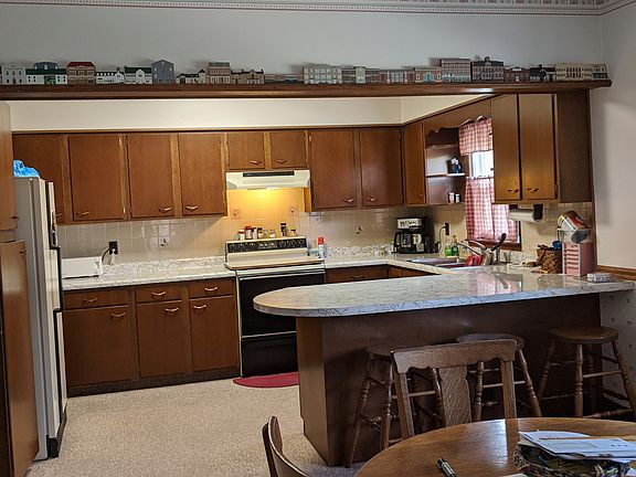 3rd image of 627 W Main St