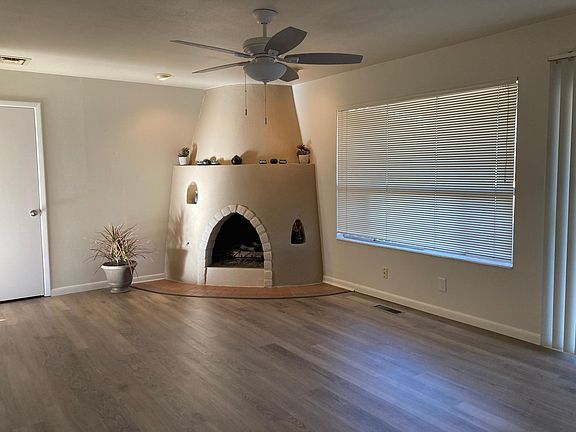Gorgeous Kiva gas-log fireplace. 4 ceiling fans in house.
