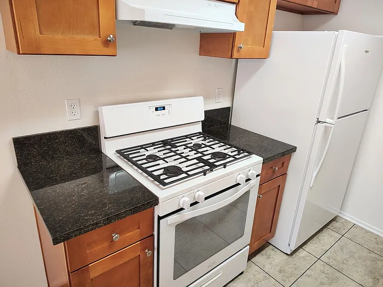 320 W Maple St — Photo 7