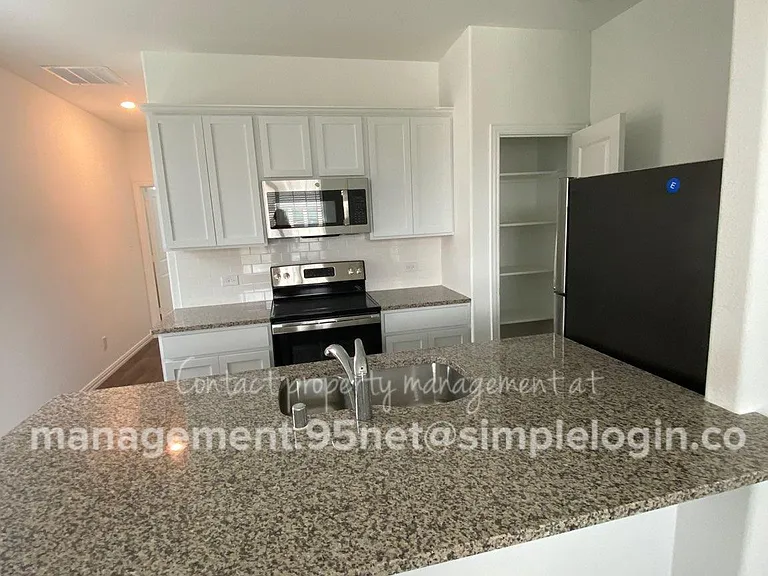 1022 Rosewood St — Photo 5