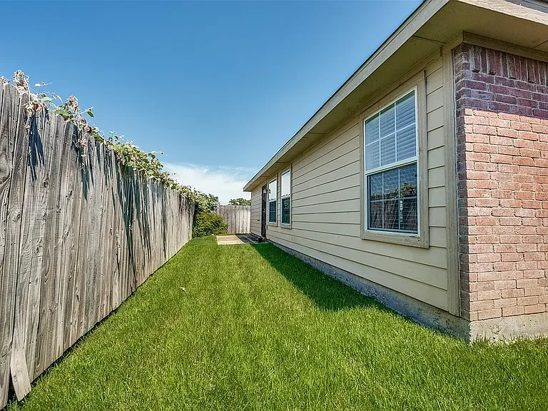 8013 Hidden Oaks Dr — Photo 23