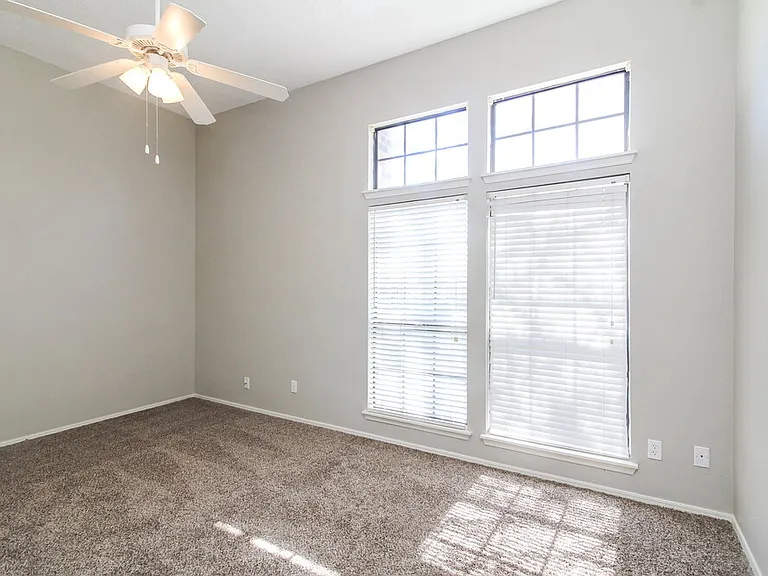 423 Barton Dr — Photo 9