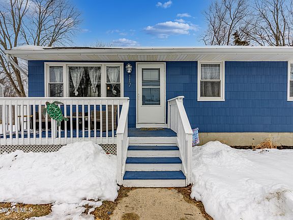 2nd image of 117 W Arverne Avenue