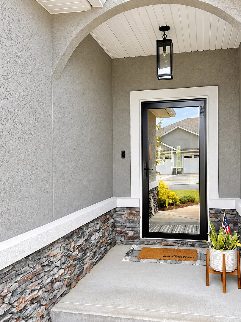 Charming 3-Bedroom, 2-Bath Home in Immaculate Condition — Photo 2
