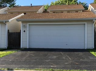 4 Penny Royal Pl, Woodridge, IL 60517