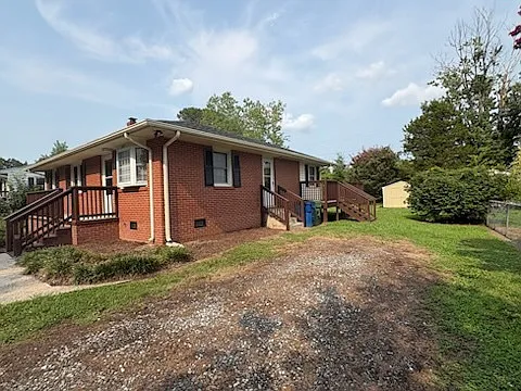 3 bed, 1.0 bath, 1028 sqft, $1,450 — Photo 3