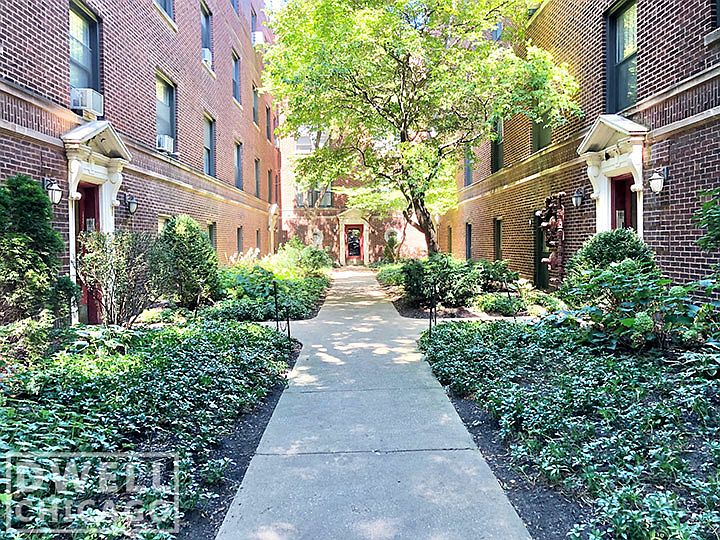 2nd image of 930 W Oakdale Ave #938-2S