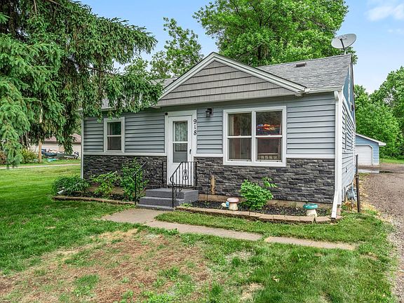 2nd image of 918 Maple Ave E