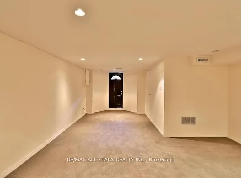 68 Macpherson Ave — Photo 19